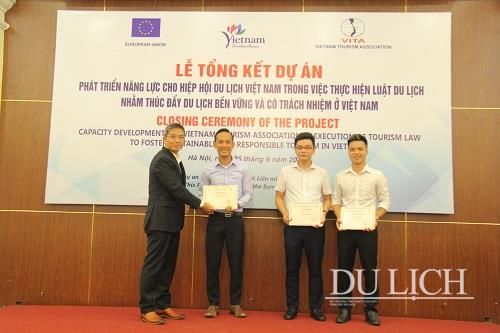 Ông Trần Trọng Kiên, Chủ tịch Hội Hướng dẫn viên du lịch Việt Nam trao Chứng chỉ cho đại diện HDV du lịch hạng 3 sao, 4 sao, 5 sao